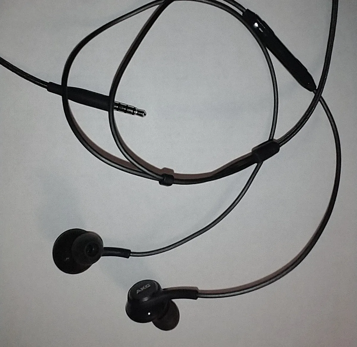 AKG ear phones image indicator(2)