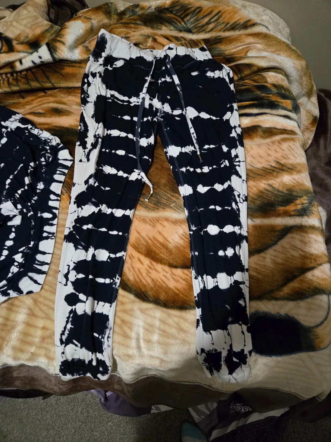 Tie Dye Lounge Set - Top & Pants image indicator(3)