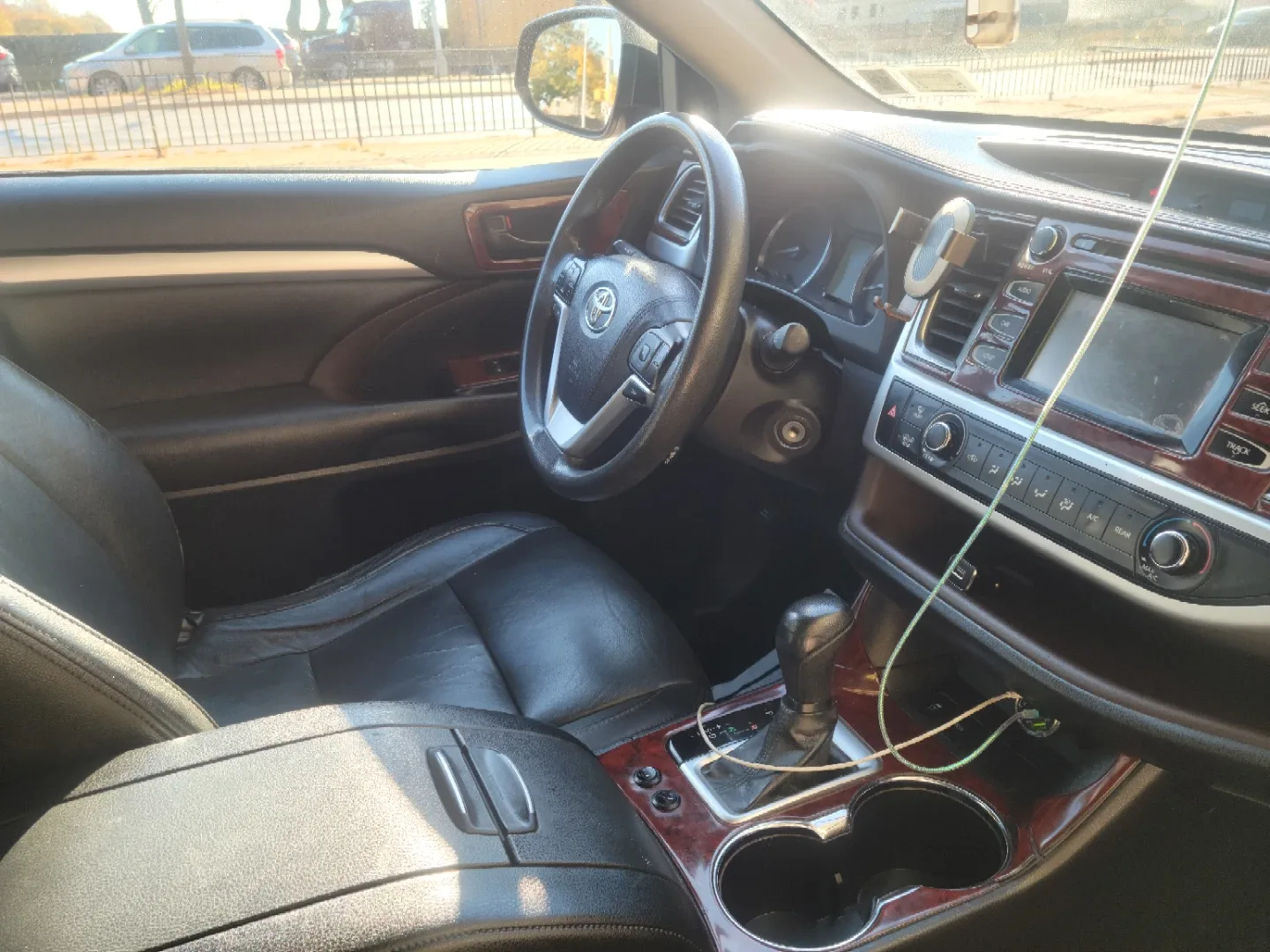 Toyota Highlander SUV - Burgundy image indicator(10)