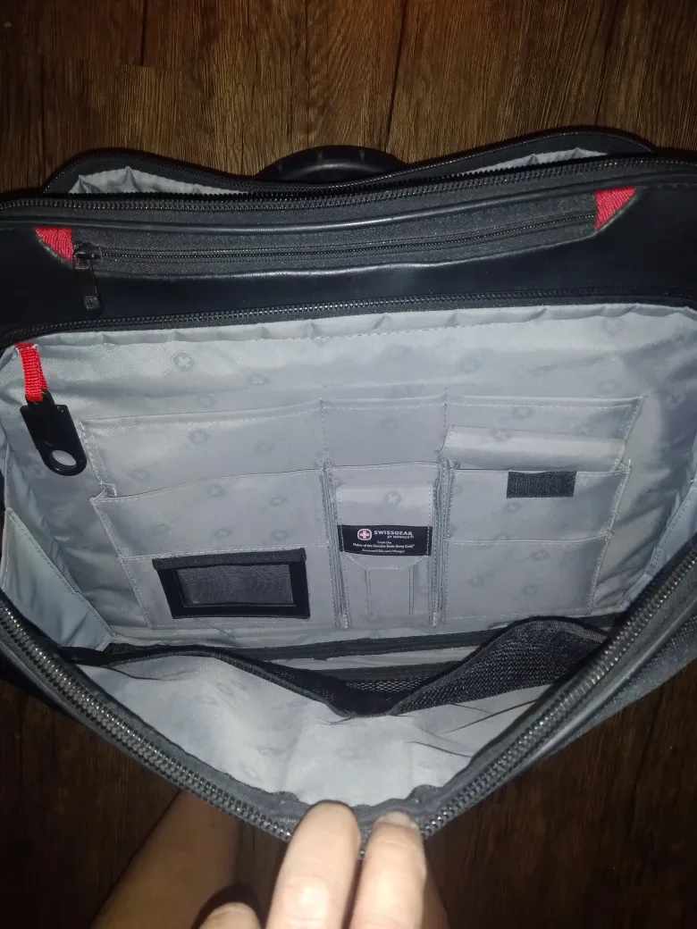 Swissgear Rolling Laptop Bag image indicator(2)