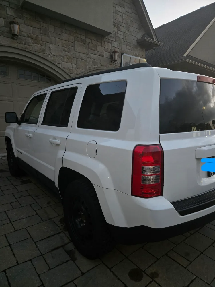 Jeep Patriot - White SUV image indicator(2)