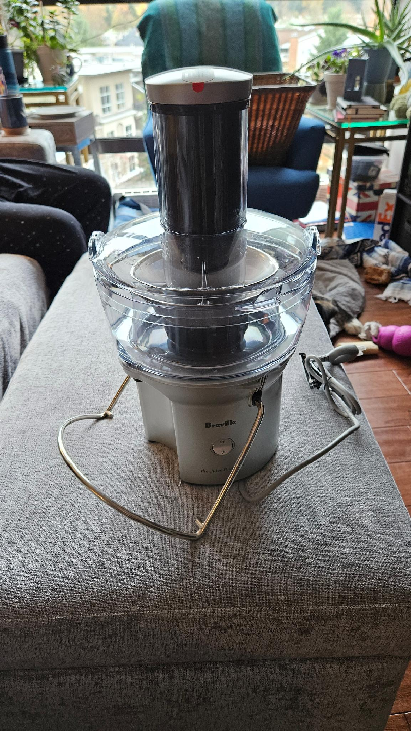 Breville the Juice Fountain Juicer + 2 Books