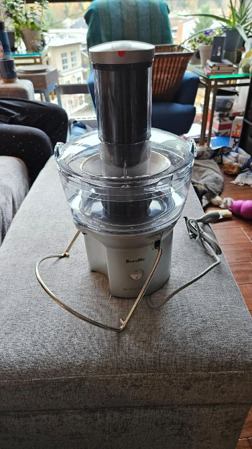 Breville the Juice Fountain Juicer + 2 Books thumbnail