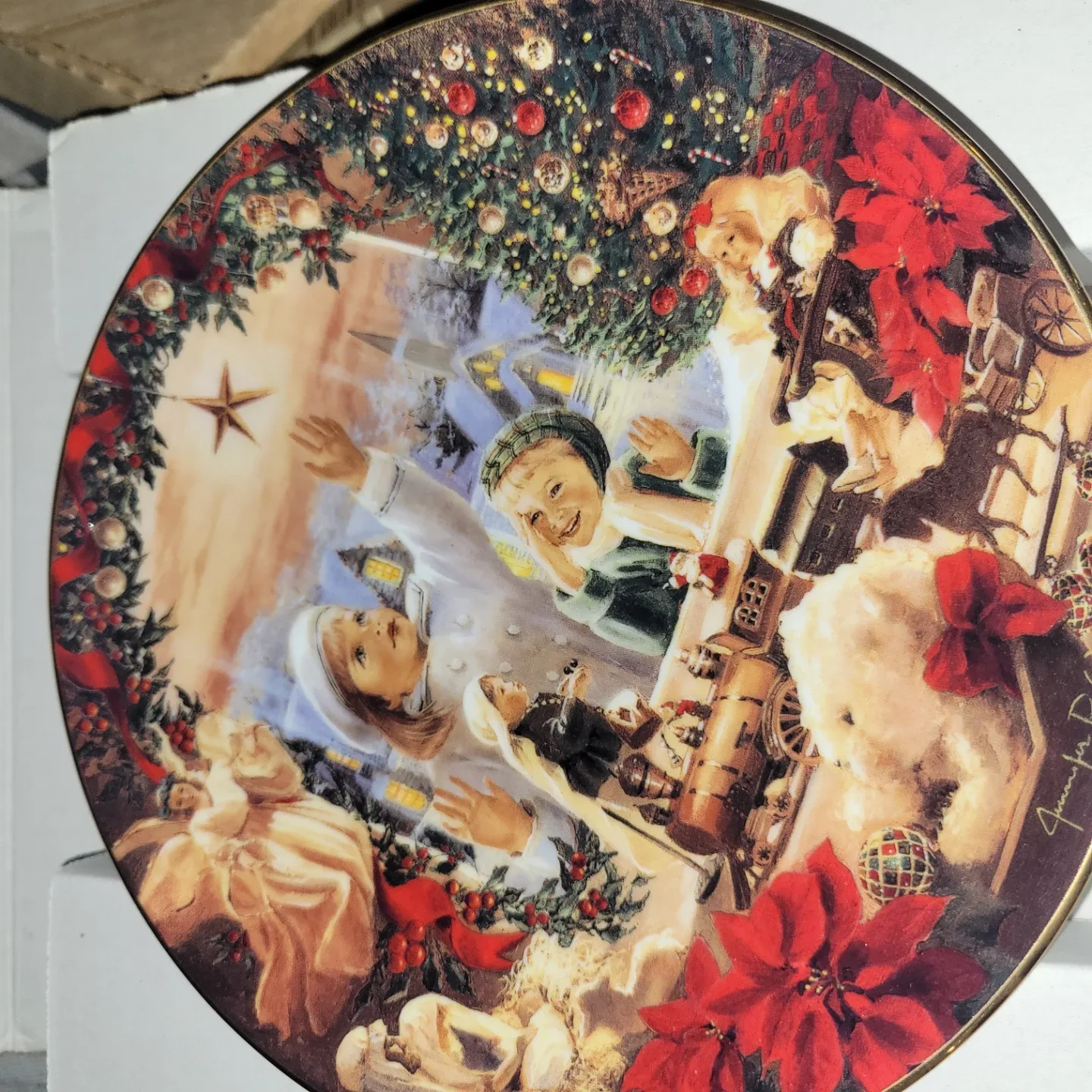 10 Christmas Collector Plates- mixed variety image indicator(9)