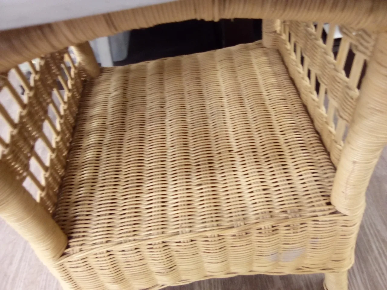 Wicker Side Table with Light GreyTop image indicator(3)