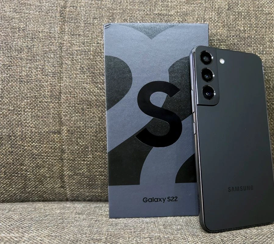 Samsung Galaxy S22 5G - Black (Unlocked Phone)