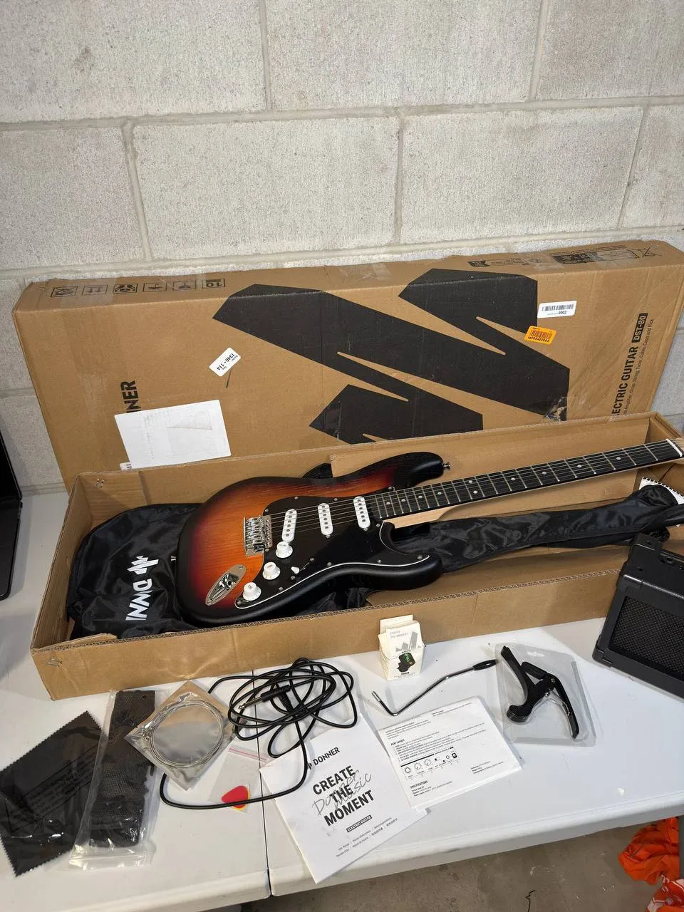 DONNER DST-80 Electric Guitar 39” Beginner Electric Guitar Kit image indicator(6)