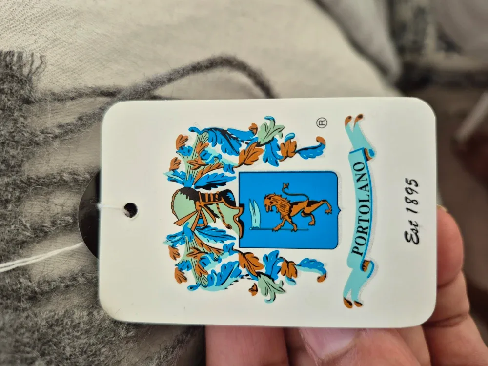 BNWT Portolano cashmere scarf image indicator(5)