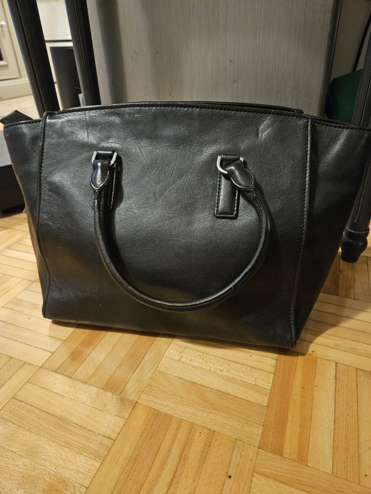 Moving Sale!! Michael Kors Black Leather Handbag - photo 2