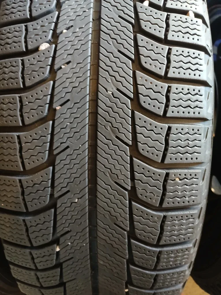 Set of 4 Michelin Winter Tire 225/60R16 with Rims image indicator(4)