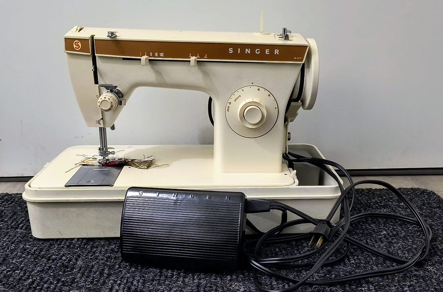 Vintage Singer 247 Sewing Machine w/ Foot Pedal