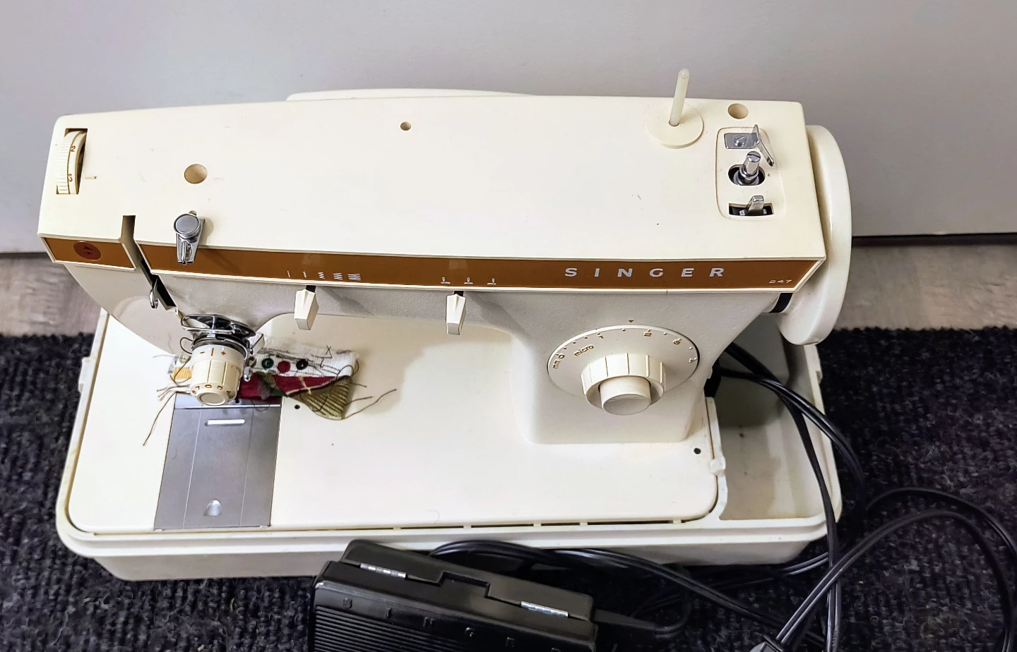Vintage Singer 247 Sewing Machine w/ Foot Pedal - photo 3