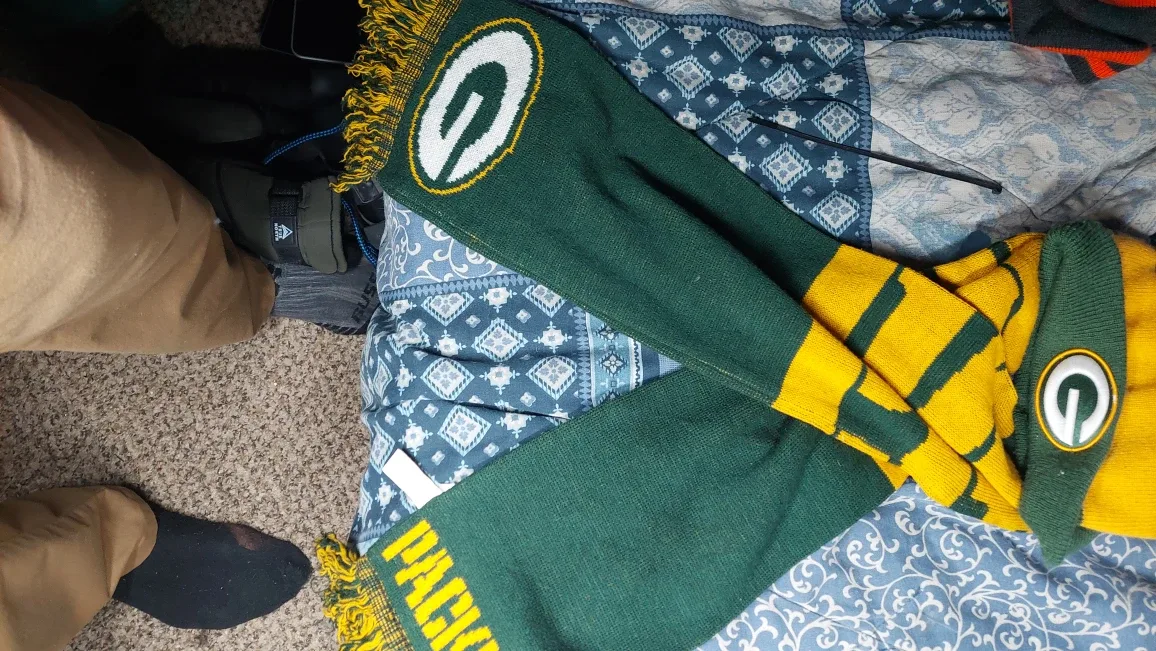 Green bay scarf and touque