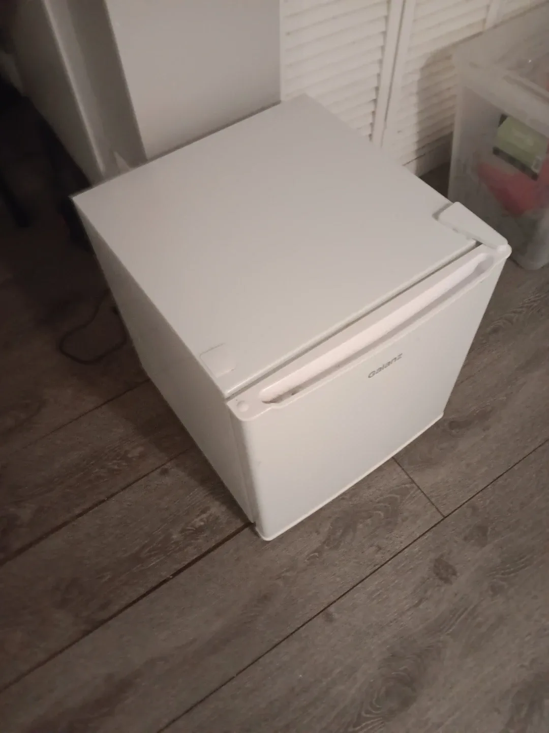 Galanz Mini Fridge - White image indicator(2)