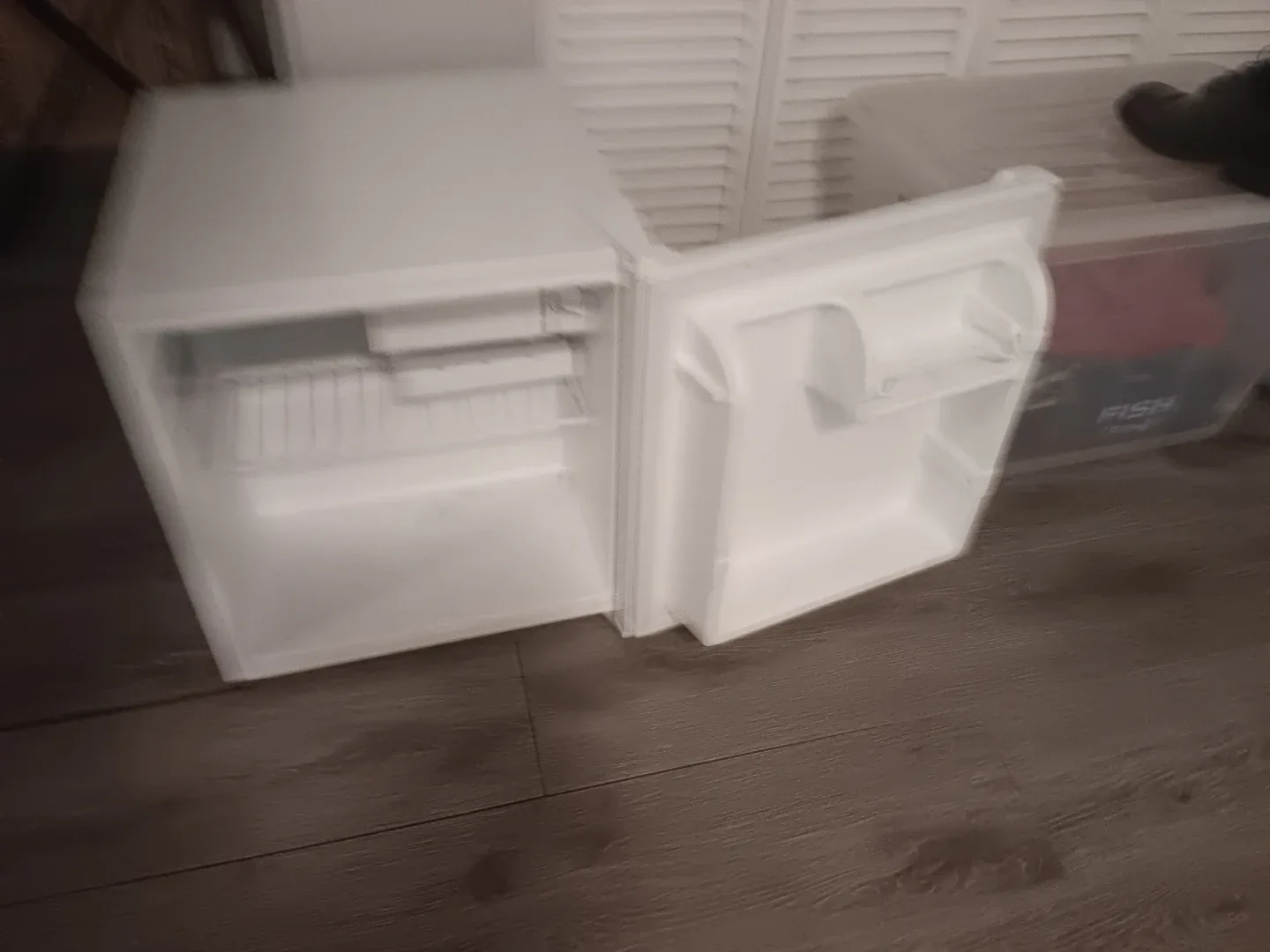 Galanz Mini Fridge - White image indicator(3)