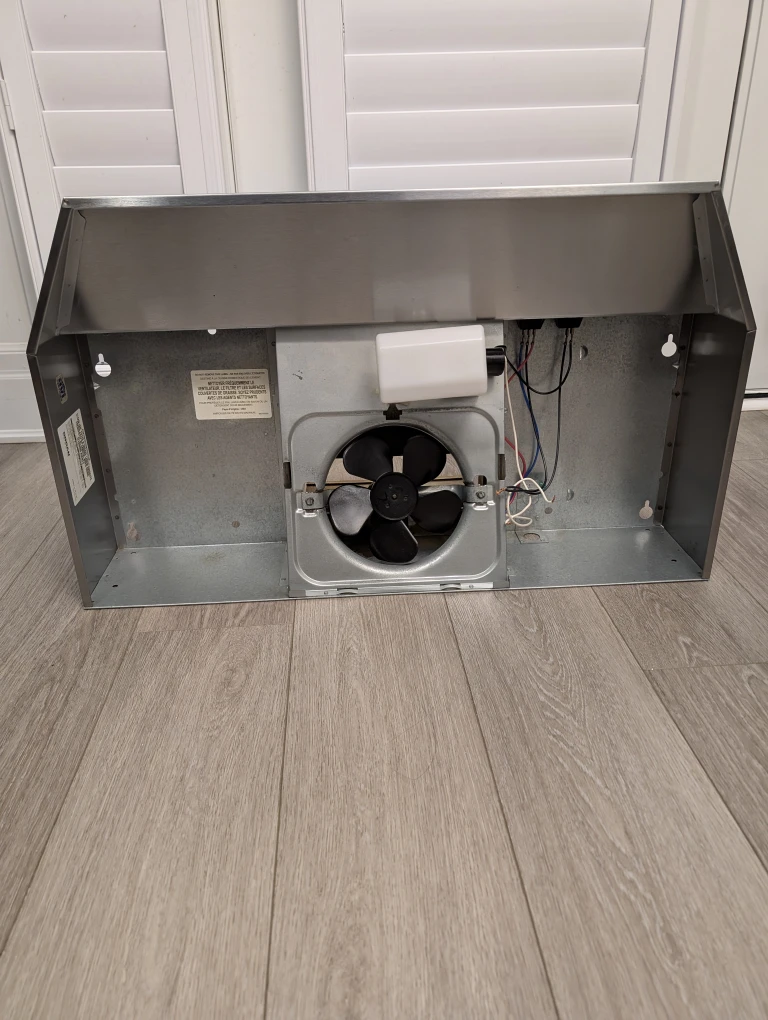 Broan - 24 Inch 160 CFM Under Cabinet Range Vent in Stainless - photo 4