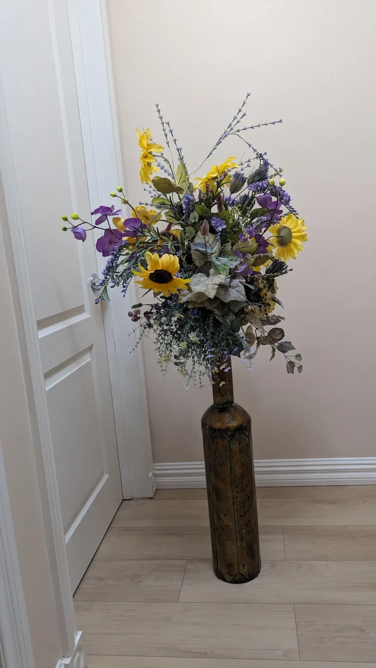 Floral Arrangement in Decorative Vase image indicator(3)