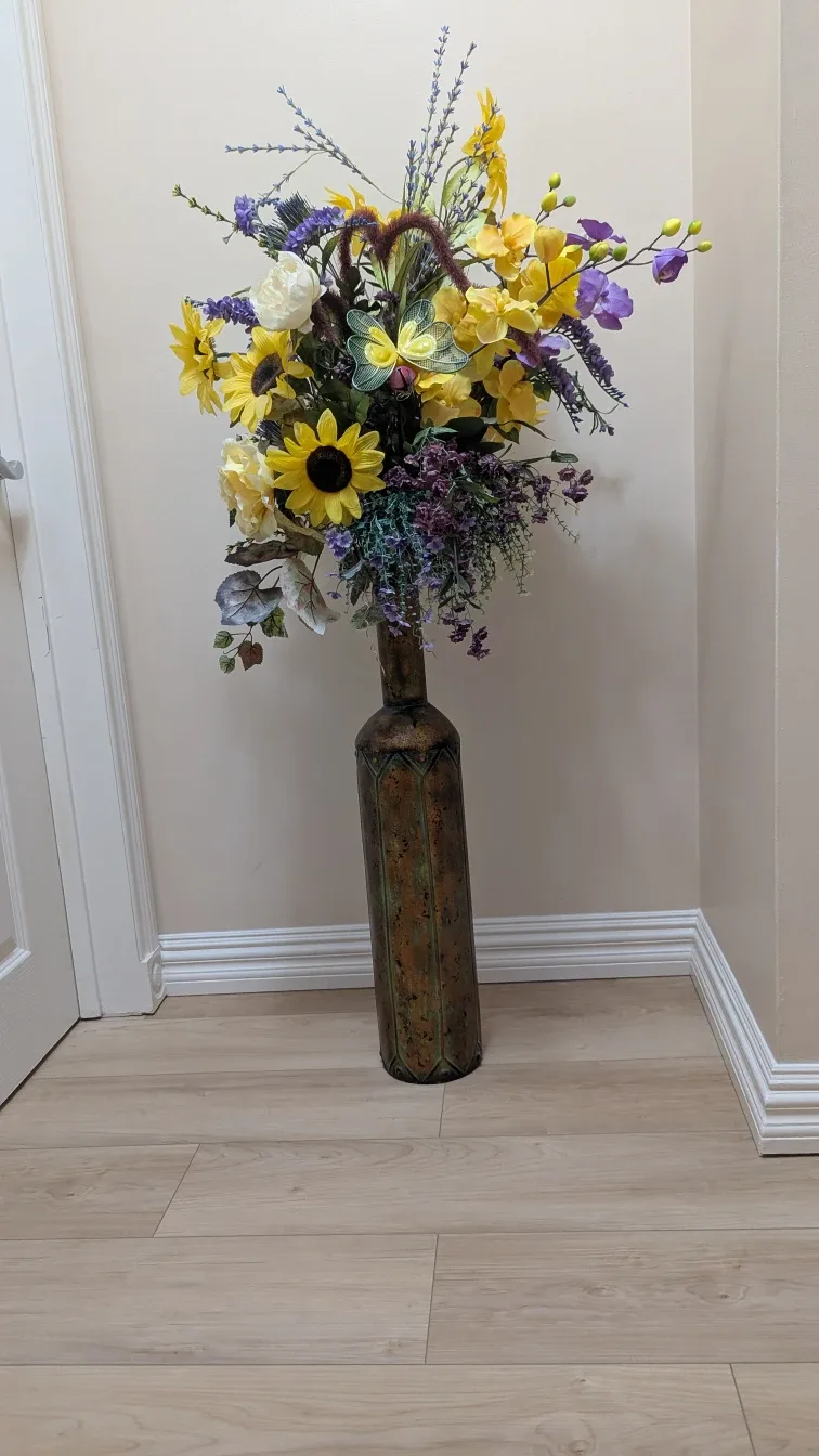 Floral Arrangement in Decorative Vase image indicator(6)