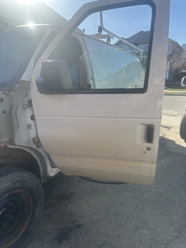 2006 Ford E-250 parts out - photo 2