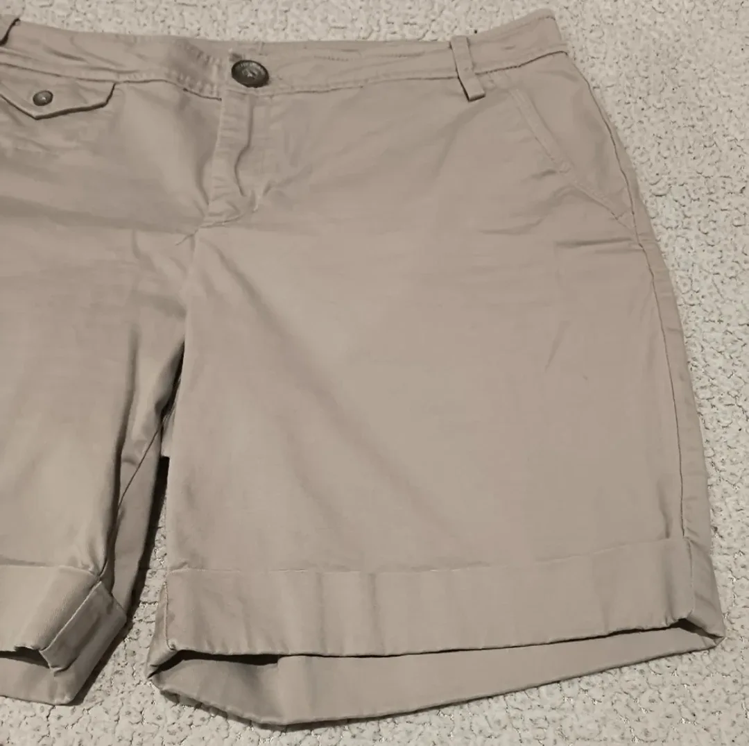 DKNY Jeans Women's Shorts - Size 8 image indicator(5)