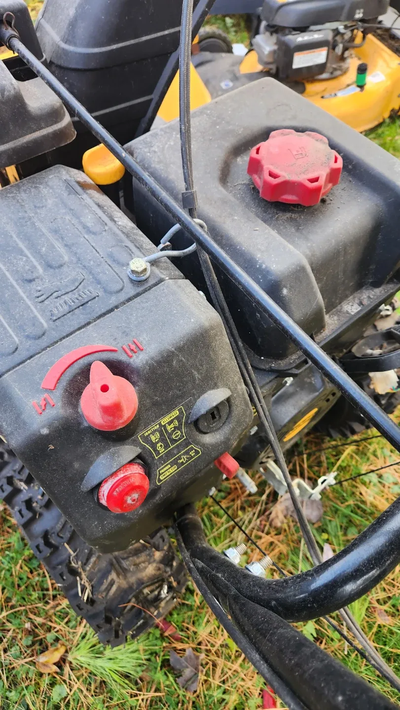 Cub Cadet 2X 30" Snow Blower image indicator(2)