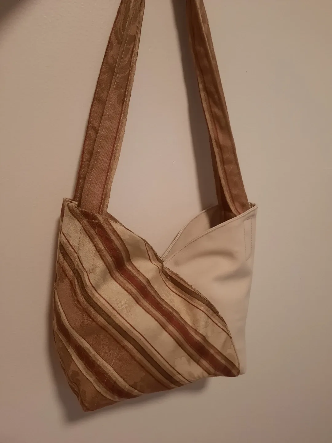 Striped & Cream Shoulder Bag image indicator(4)