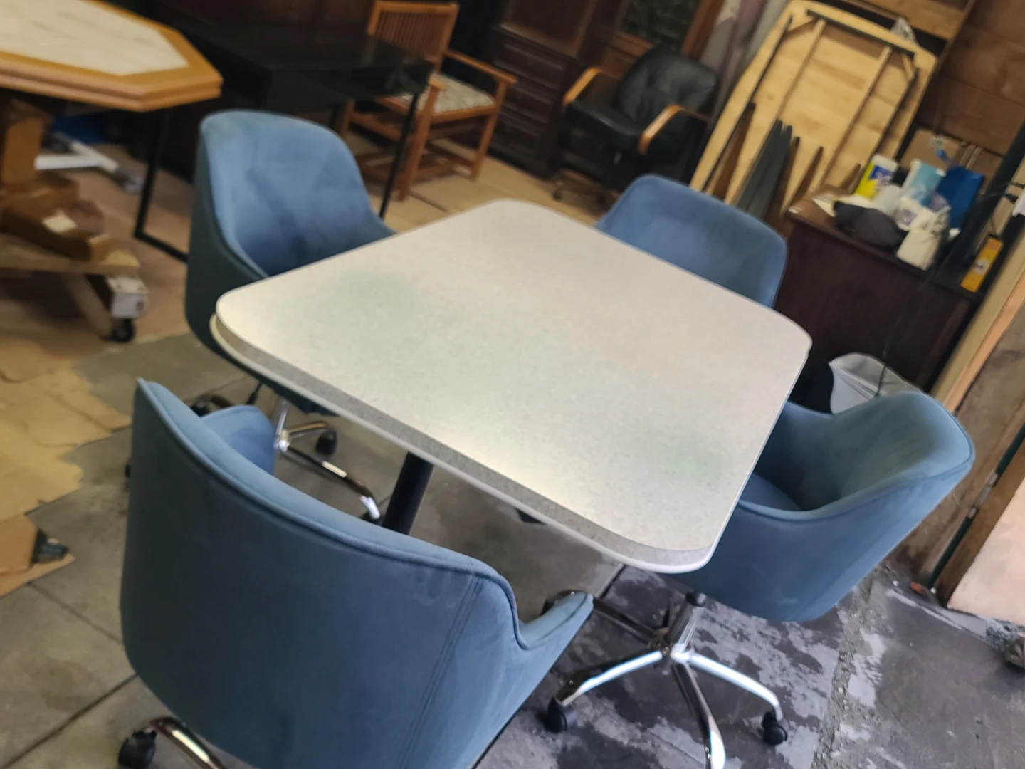 Table with 4 Blue Velvet Swivel Chairs - photo 3