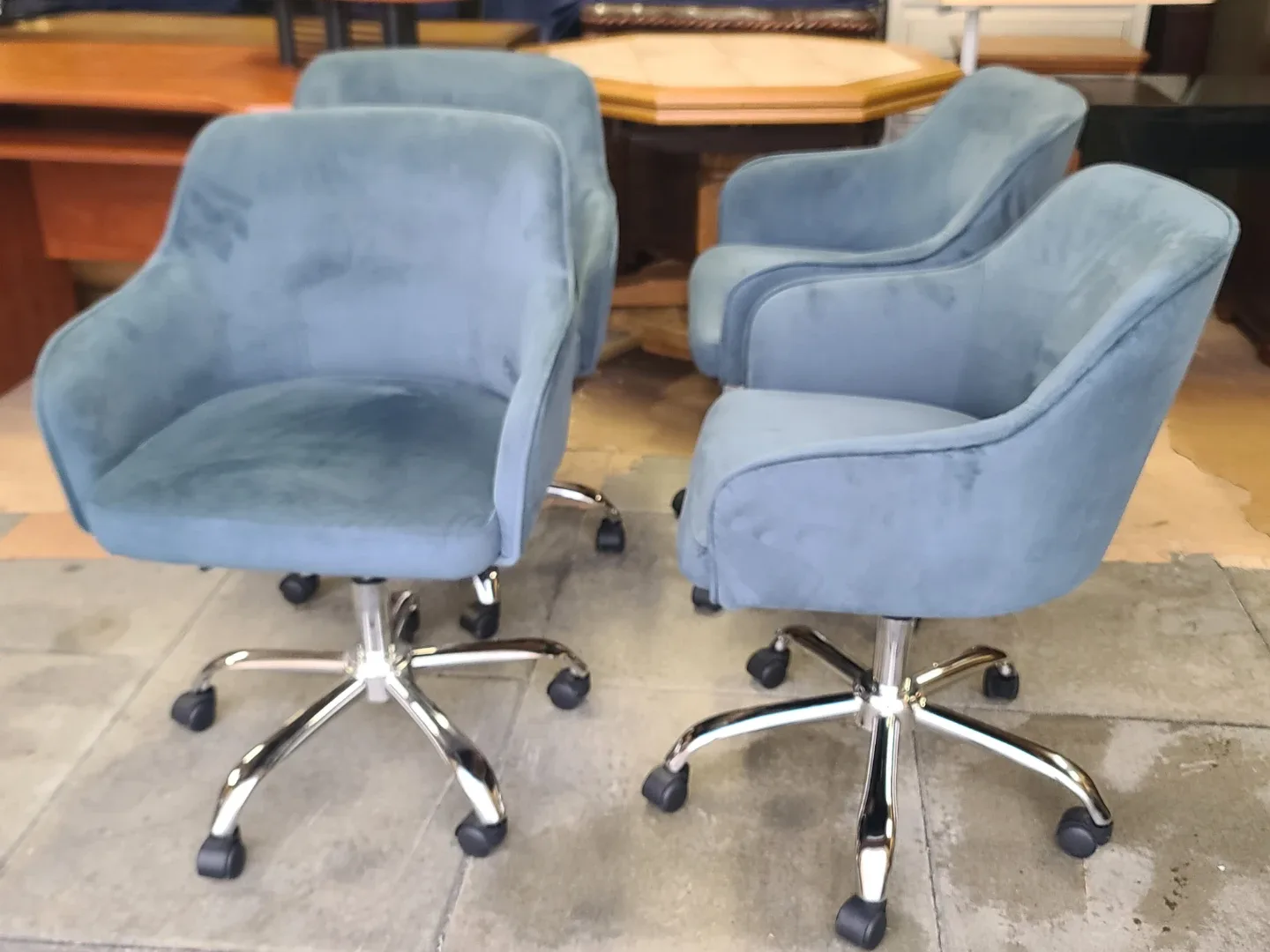 Table with 4 Blue Velvet Swivel Chairs image indicator(7)