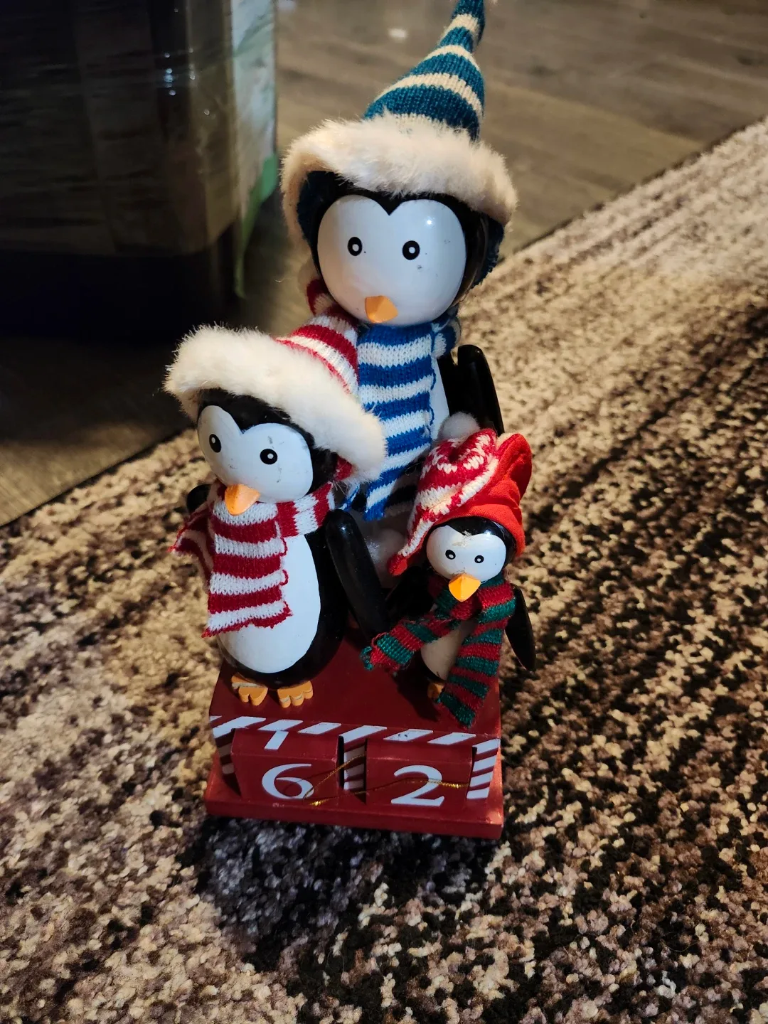 Penguins Christmas Countdown Decor thumbnail