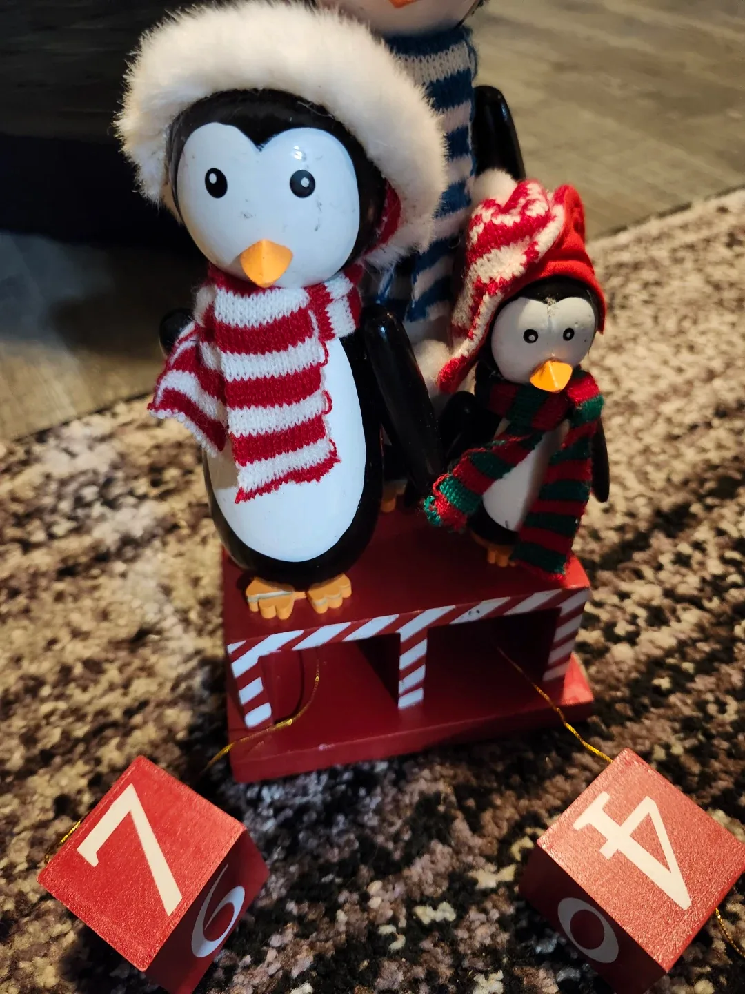 Penguins Christmas Countdown Decor image indicator(3)