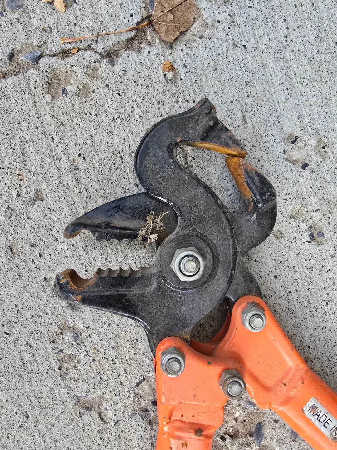 TireChain Professional 33.5" Large Truck Tire Chains Plier Tool image indicator(2)