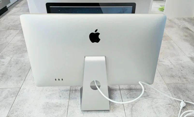 Apple LED Cinema Display 27" image indicator(2)