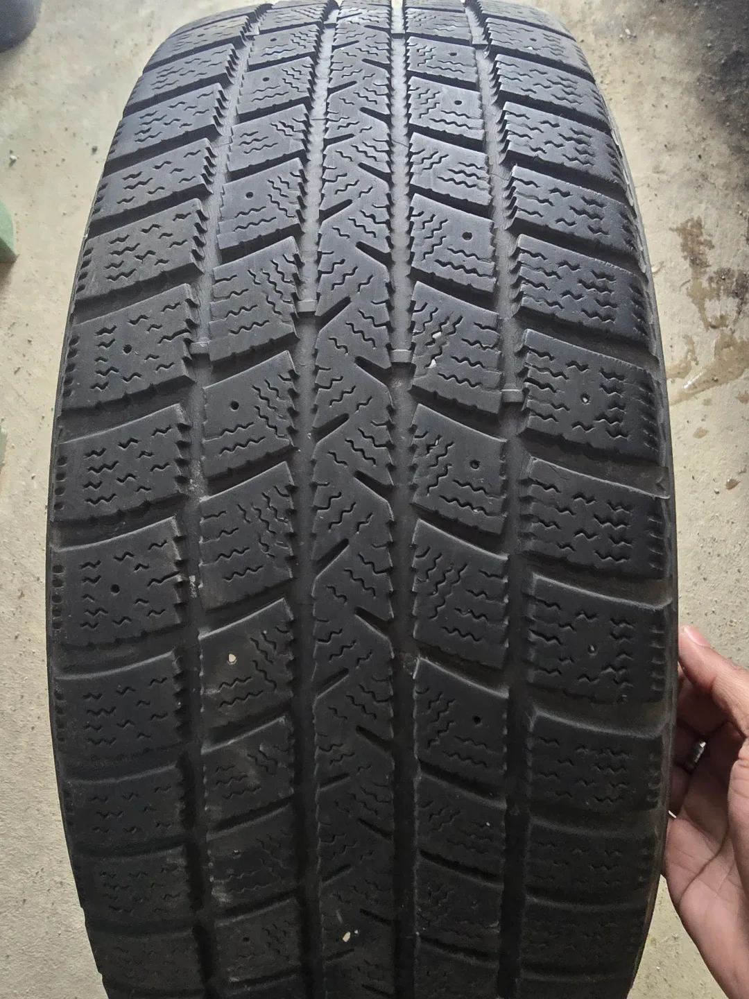 Goodyear Winter Command Tire 205/55R16 image indicator(3)