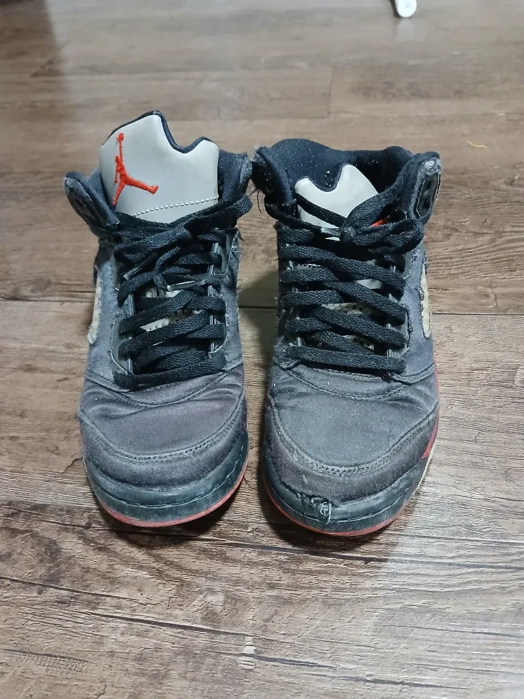 Jordan 5 Retro Black/Red Size 7 Youth image indicator(2)