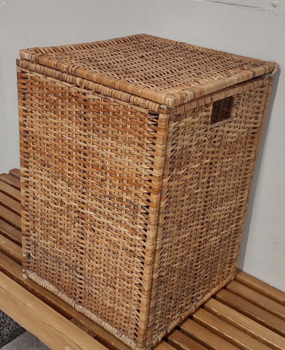 Wicker Laundry Hamper with Lid image indicator(2)