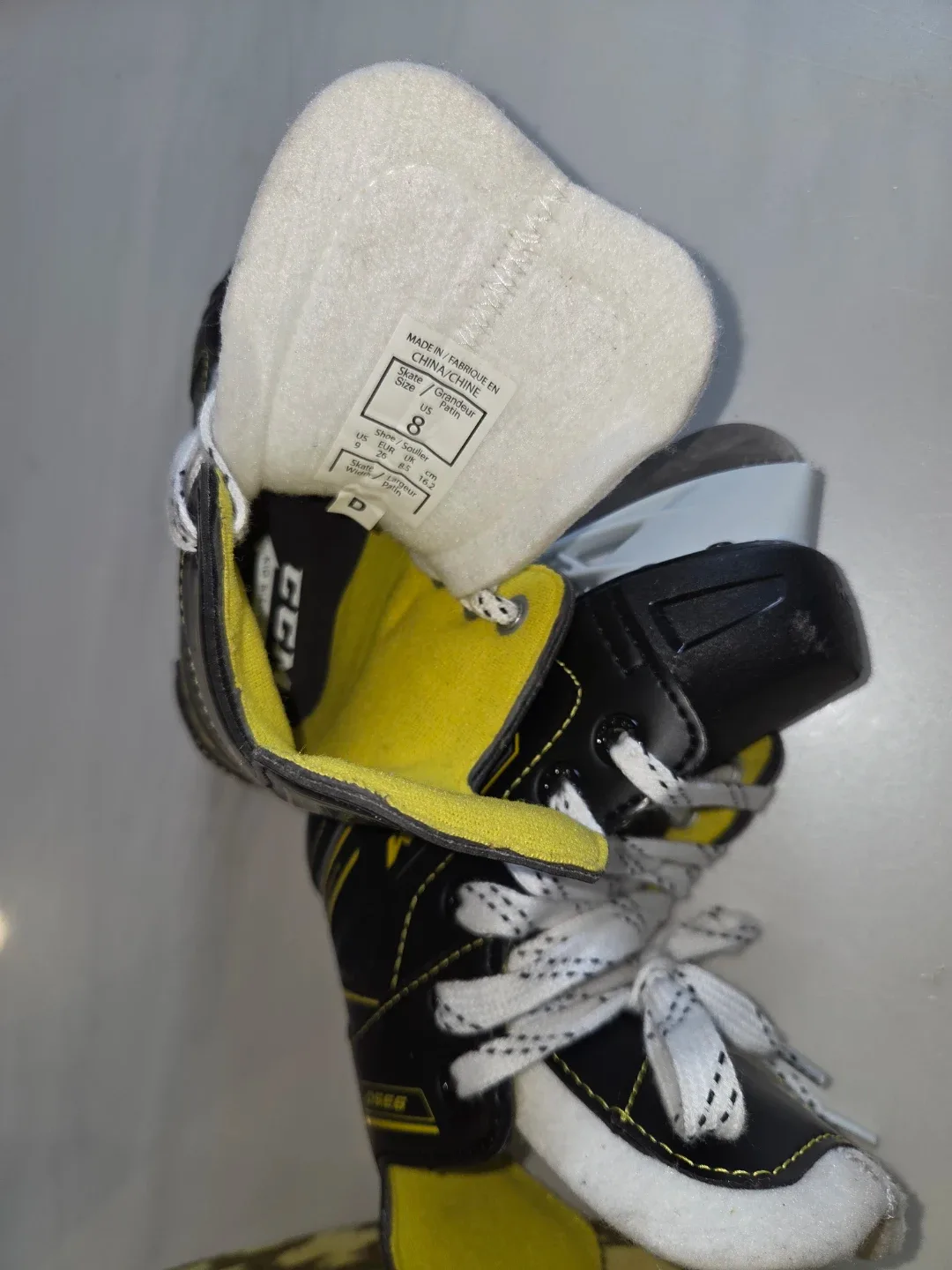 CCM Super Tacks 9350 Ice Hockey Skates - Size 8 image indicator(2)