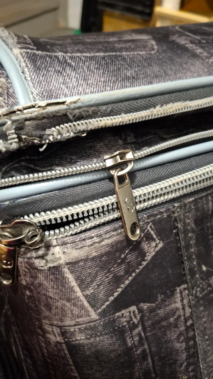 Rolling Suitcase (54cm x 80cm x 35cm) 🥕 image indicator(9)