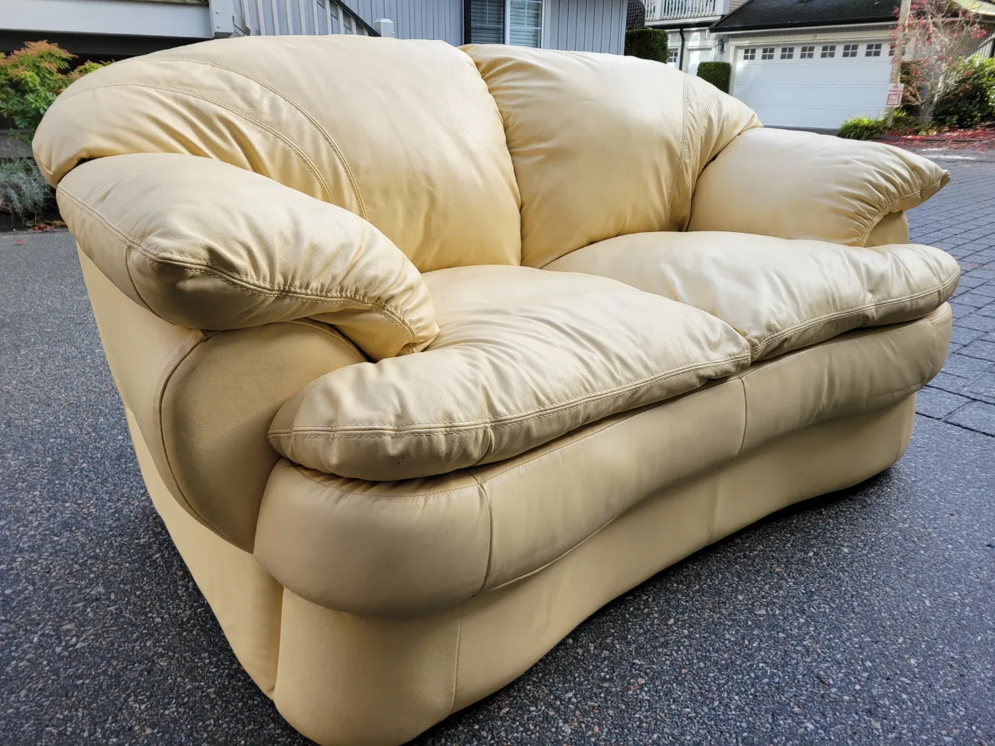 Very Nice Cream Leather Loveseat Sofa. image indicator(2)