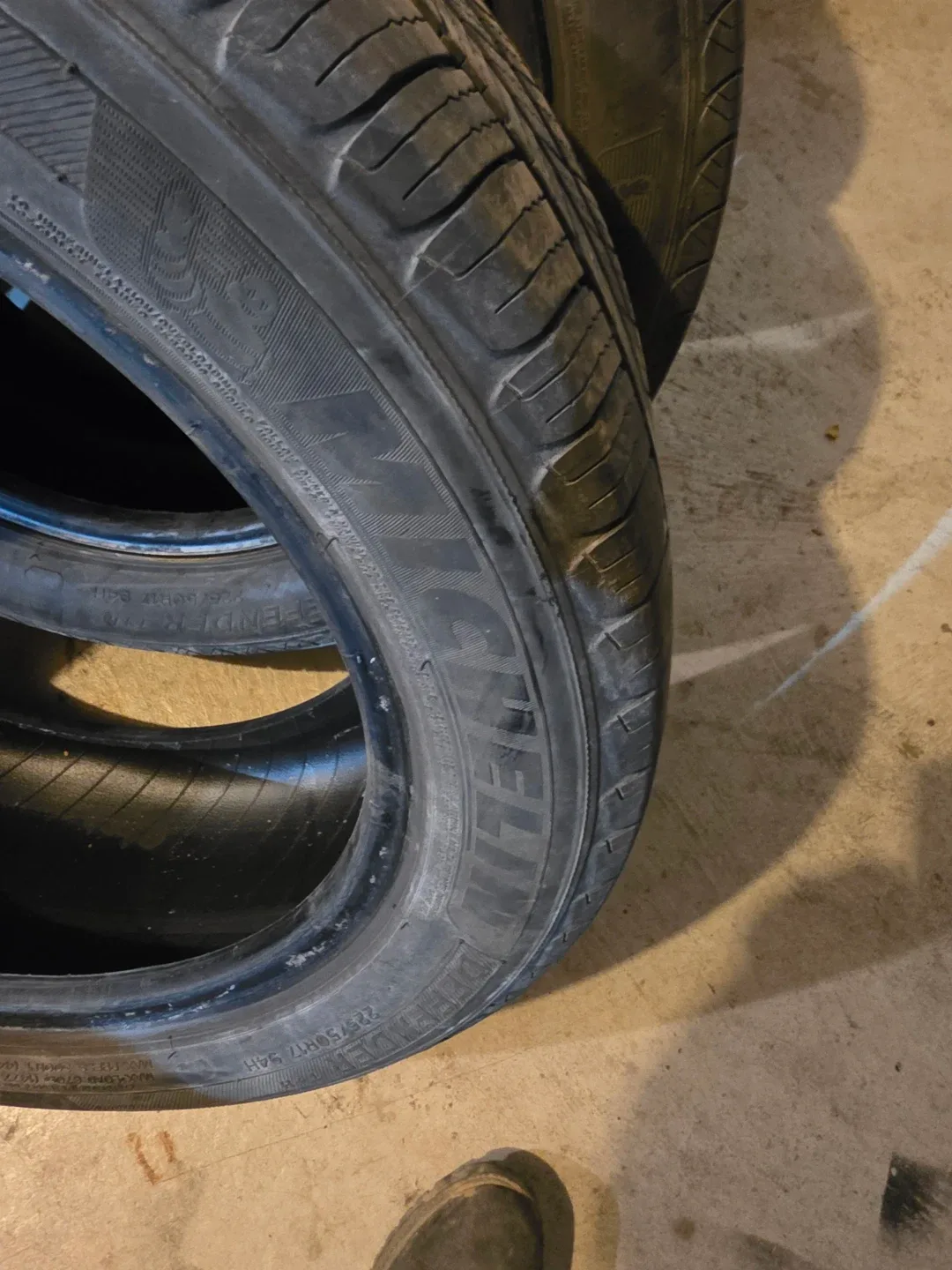 225/50R17 Michelin Defender  all season Tire full set image indicator(2)