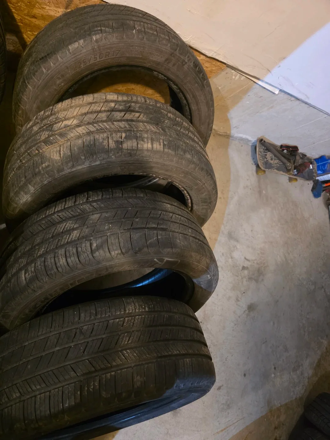 225/50R17 Michelin Defender  all season Tire full set image indicator(4)