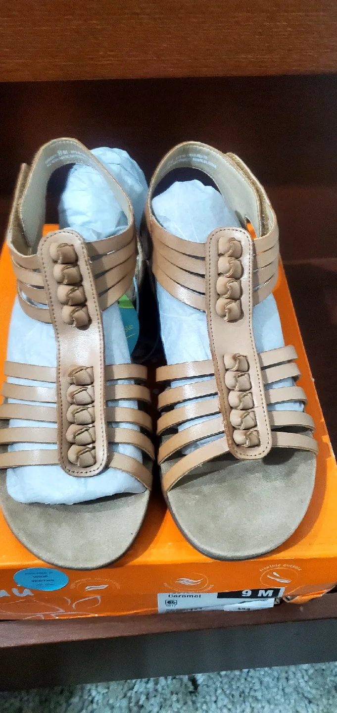 Yuu Handey Caramel Sandals - Size 9M image indicator(2)