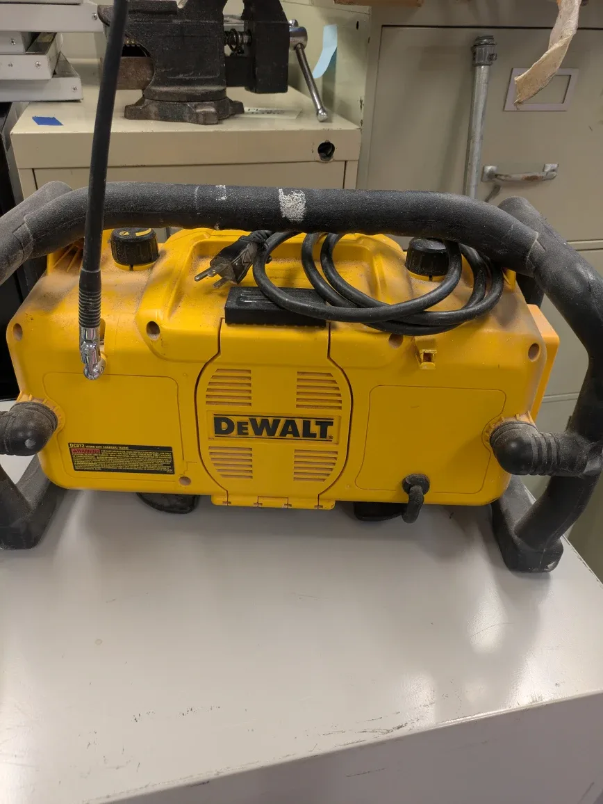 DeWalt DC012 18-Volt Yellow Heavy-Duty Worksite Radio image indicator(2)