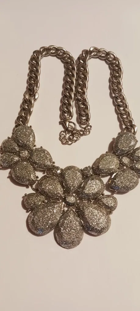 NEW !! Beautiful 🎄 Holiday ✨️Sparkle Statement Necklace image indicator(4)