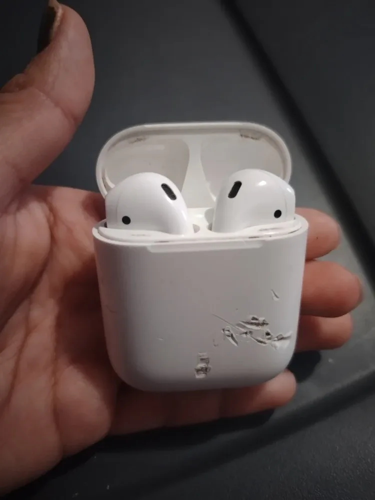 Used Apple AirPods 2nd Generation - White image indicator(2)