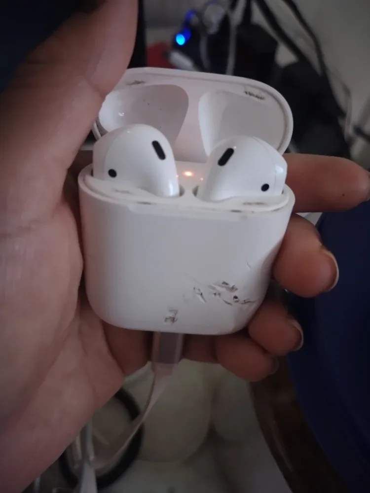 Used Apple AirPods 2nd Generation - White image indicator(4)