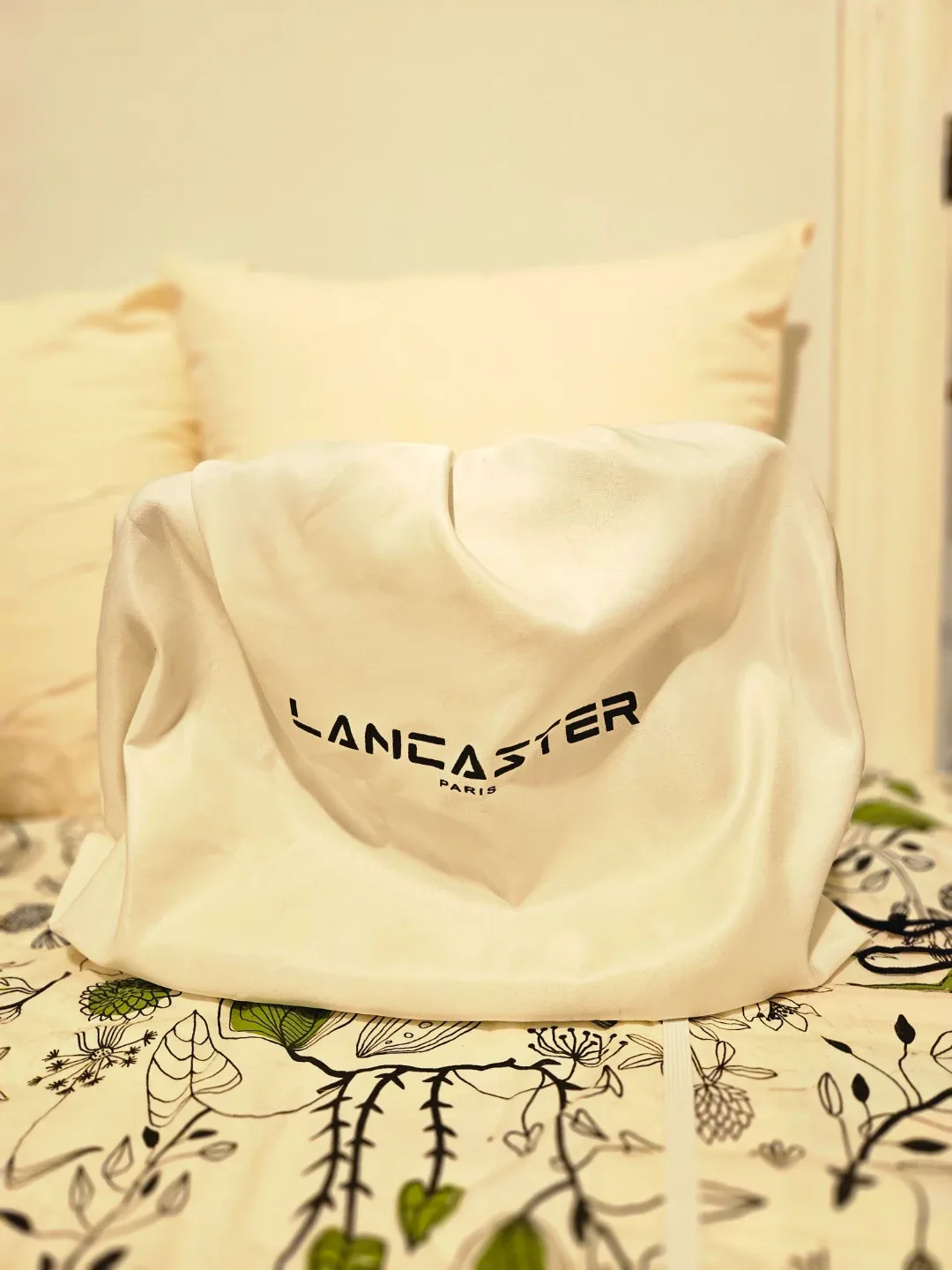 Lancaster Bucket Bag in black image indicator(3)