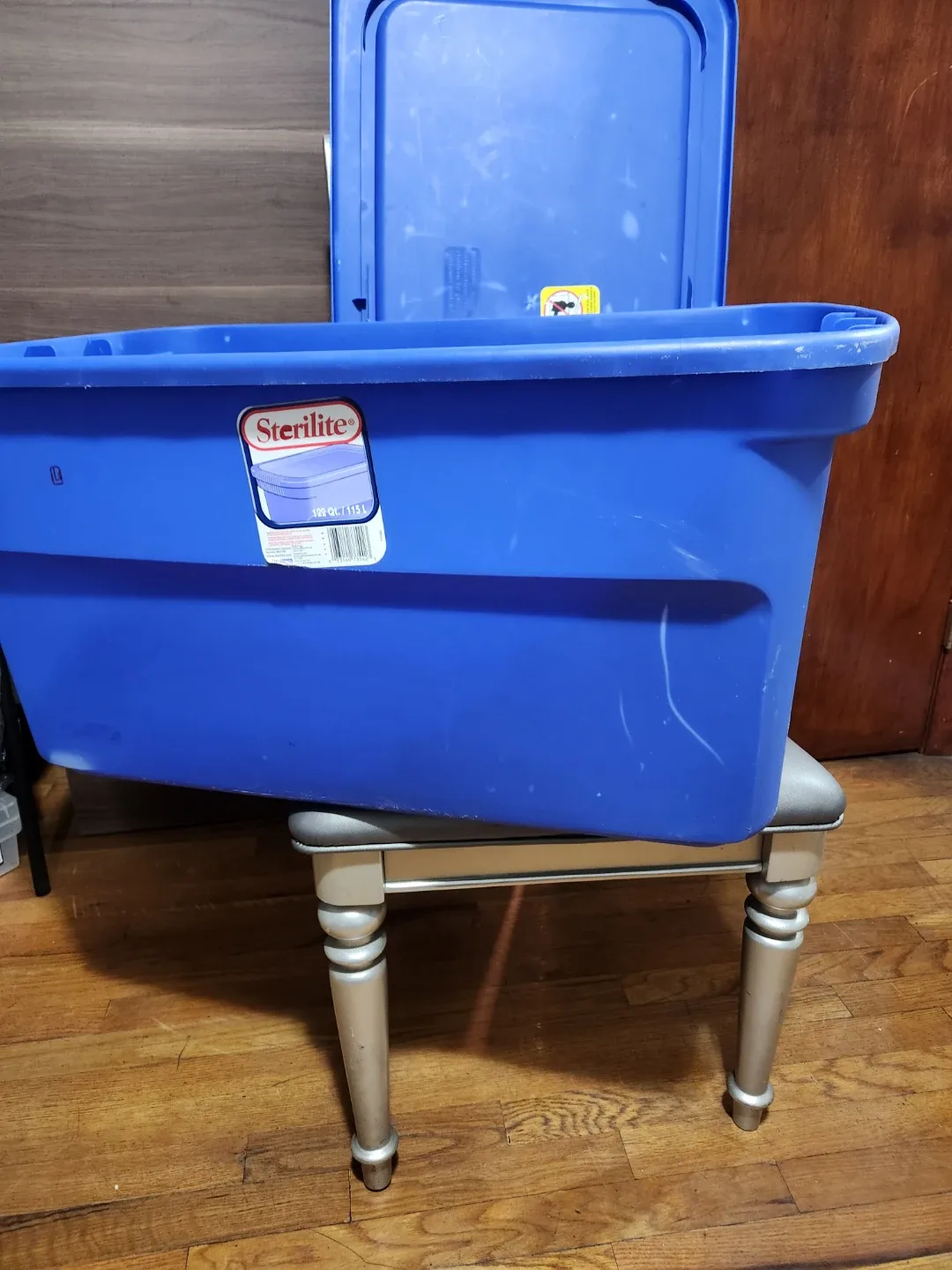 Sterilite 122 Qt / 115 L Storage Tote image indicator(2)