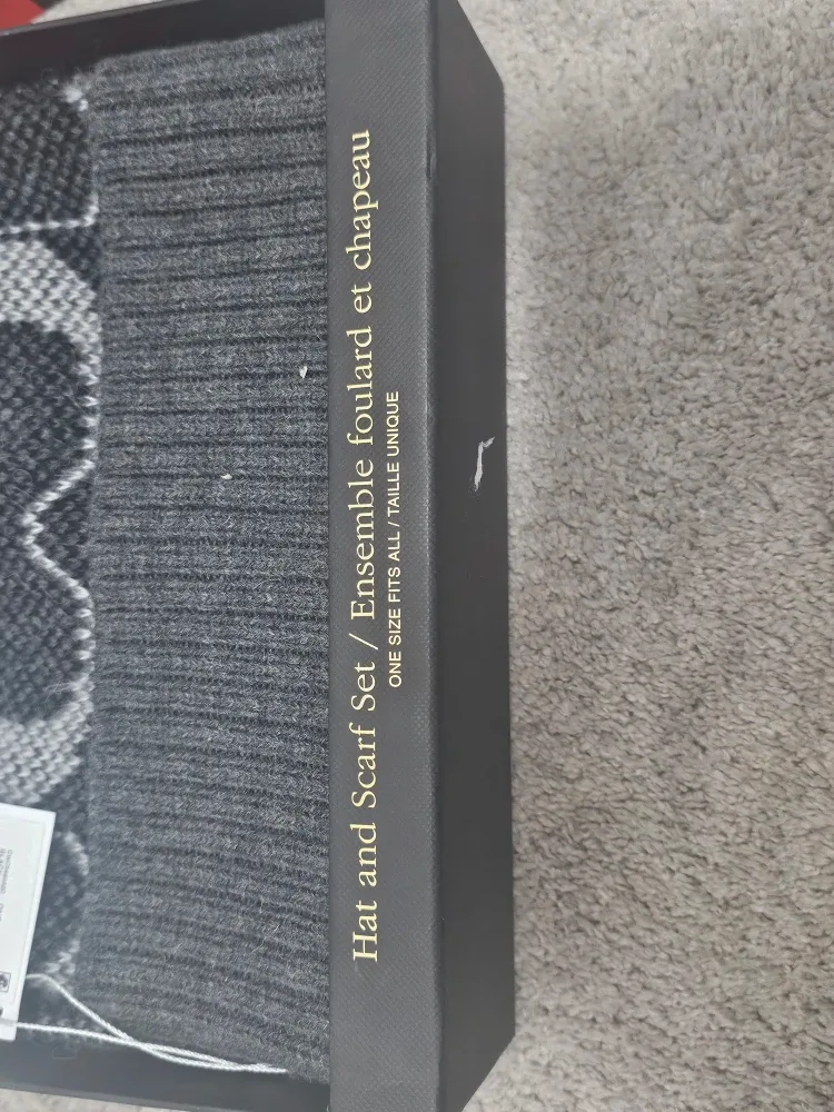 BNWT COACH Hat and Scarf Set image indicator(4)