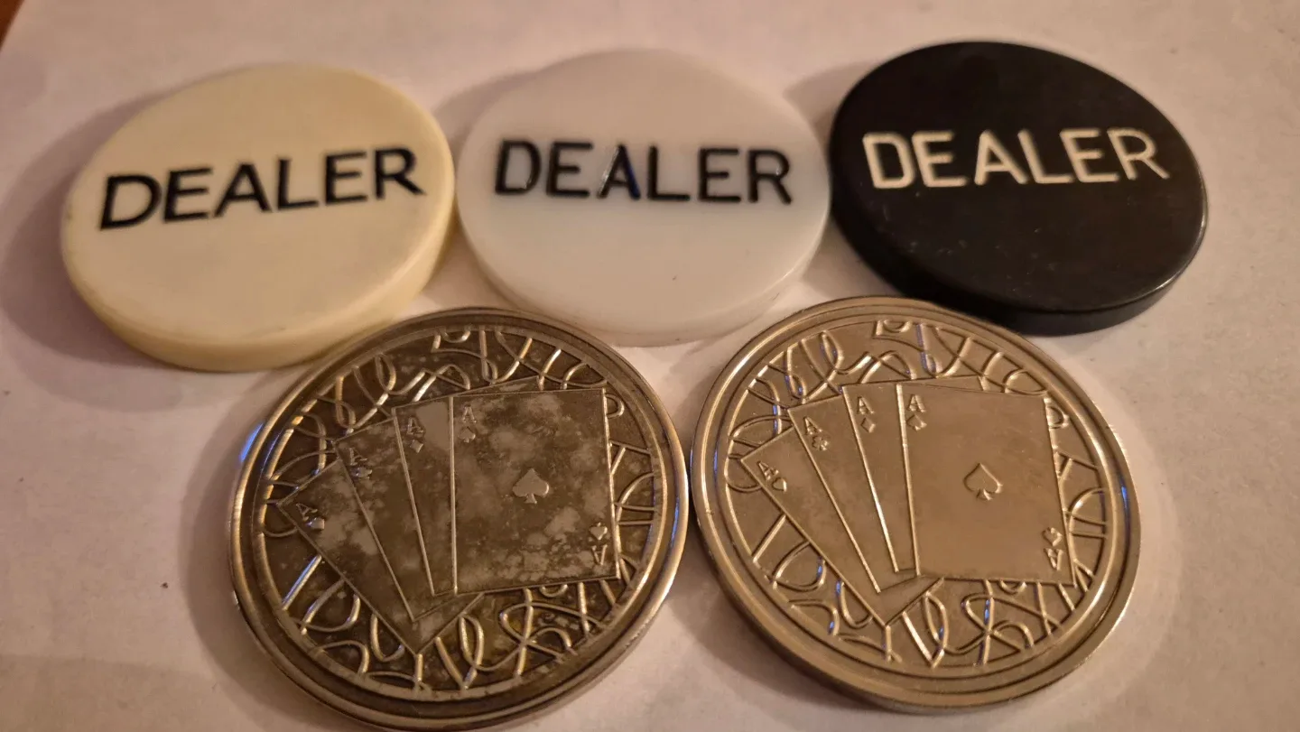 Poker Dealer Pucks image indicator(2)