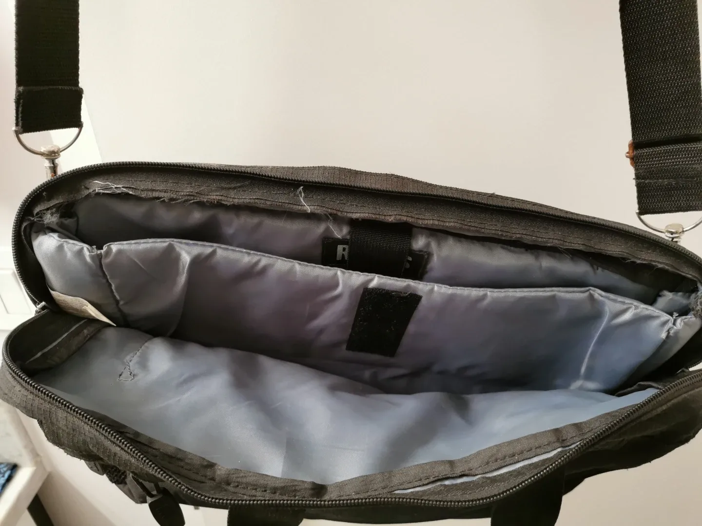 Roots Black Messenger Bag 🥕 image indicator(3)